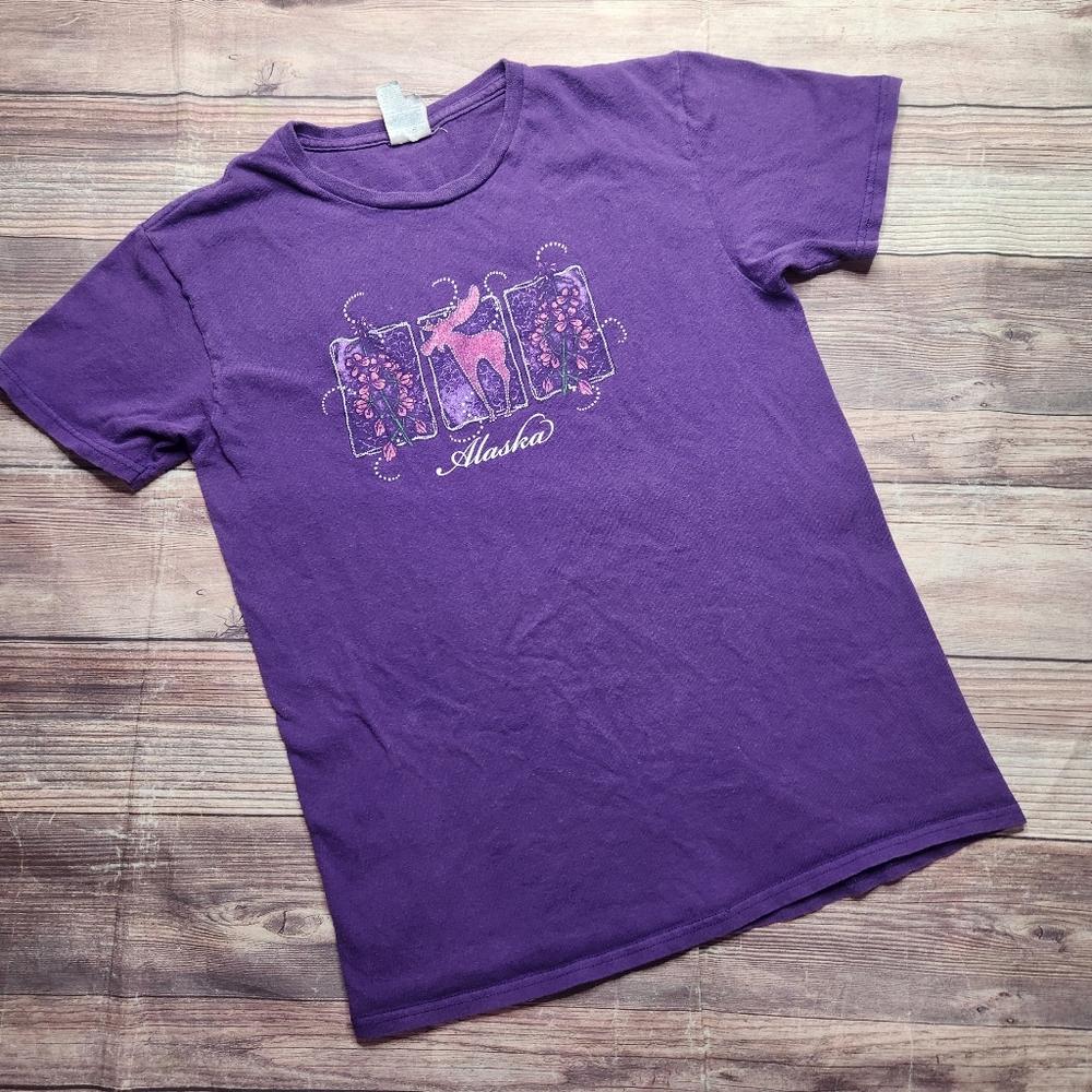 5/$15 Vintage Purple Moose Floral Alaska Graphic Shirt